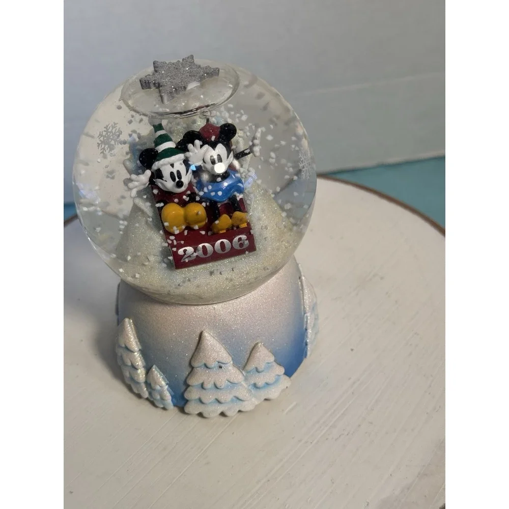 Sep13_7 Disney Mickey and Minnie Christmas Snowglobe‎ 2006 No Box